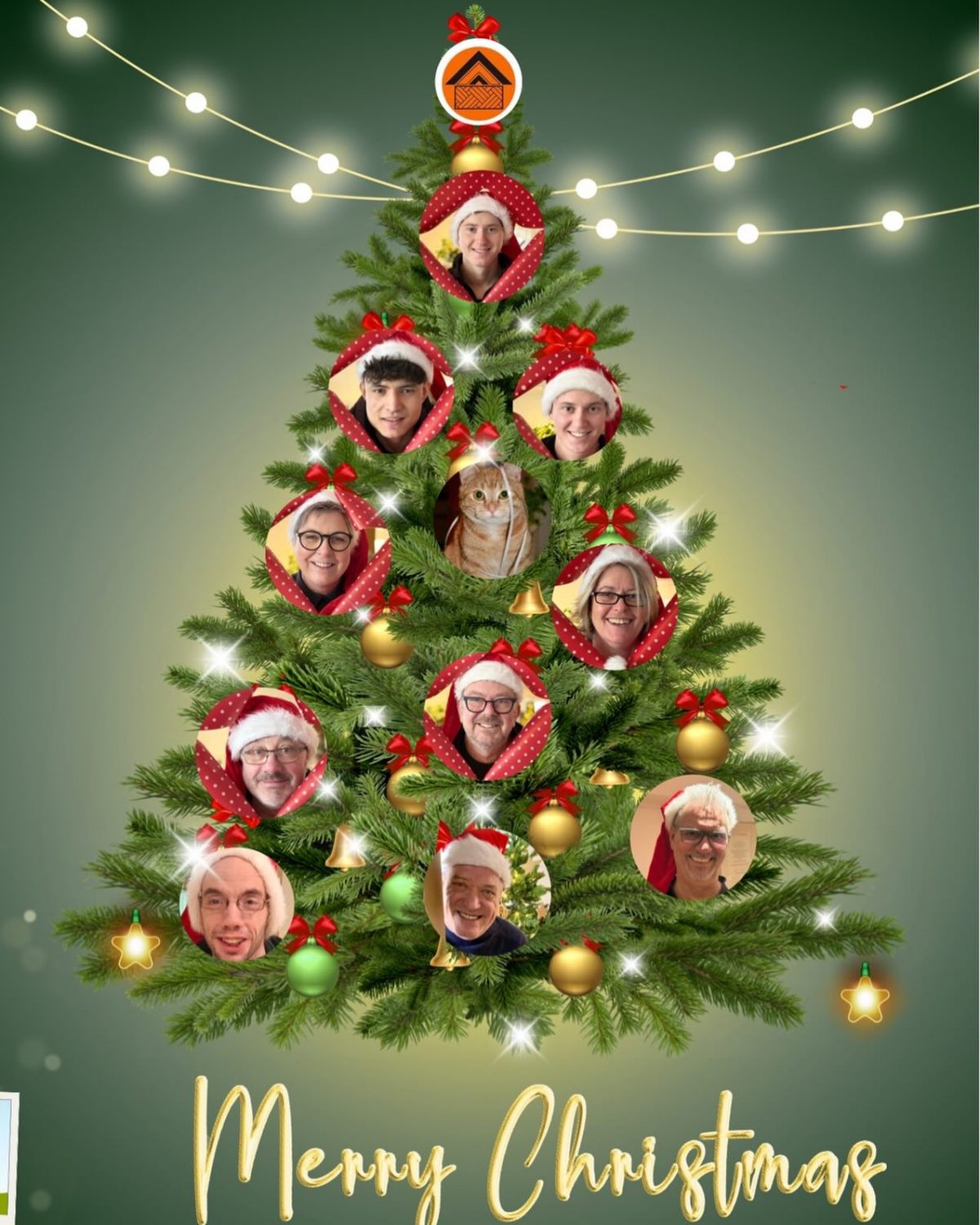 Weihnachtsbaum mit Lichterkette und Kugeln, die Gesichter der Mitarbeiter*innen zeigen.